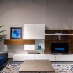 Stijlvol tv-meubel in een moderne woonkamer met decoratieve accessoires.