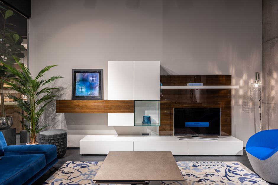 Stijlvol tv-meubel in een moderne woonkamer met decoratieve accessoires.